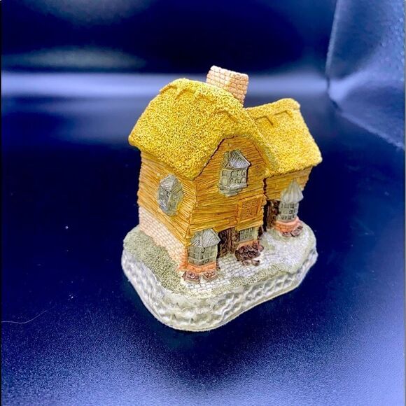 Vintage mint condition David Winter Cottage The Village Shop from 1982 - Picture 2 of 8
